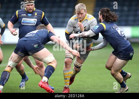 Wasps' Ben Morris (Mitte) wird von Oli Morris und Ted Hill (links) der Worcester Warriors während des Gallagher Premiership-Spiels Sixways Stadium, Worcester, angegangen. Bilddatum: Sonntag, 14. Februar 2021. Stockfoto