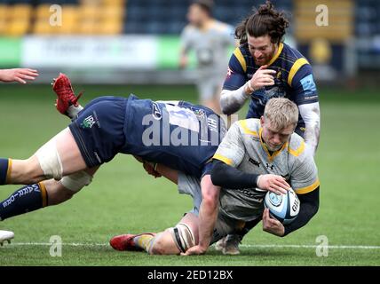 Wasps' Ben Morris (Mitte) wird von Oli Morris und Ted Hill (links) der Worcester Warriors während des Gallagher Premiership-Spiels Sixways Stadium, Worcester, angegangen. Bilddatum: Sonntag, 14. Februar 2021. Stockfoto