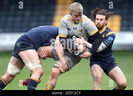 Wasps' Ben Morris (Mitte) wird von Oli Morris und Ted Hill (links) der Worcester Warriors während des Gallagher Premiership-Spiels Sixways Stadium, Worcester, angegangen. Bilddatum: Sonntag, 14. Februar 2021. Stockfoto