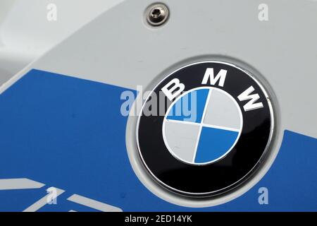 BMW Logo auf Motorrad in blau und weiß. BMW zeichnet sich durch saubere Reichweite, hohen Komfort und kraftvolle Linien aus. Stockfoto