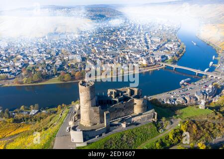 Luftaufnahme der Burgruine Landshut über der Mosel, Bernkastel-Kues, Mosel, Rheinland-Pfalz, Deutschland Stockfoto