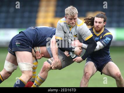 Wasps' Ben Morris (Mitte) wird von Oli Morris und Ted Hill (links) der Worcester Warriors während des Gallagher Premiership-Spiels Sixways Stadium, Worcester, angegangen. Bilddatum: Sonntag, 14. Februar 2021. Stockfoto