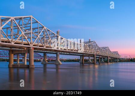 Louisville, Kentucky, USA mit John F. Kennedy Memorial Bridge, die bei Sonnenuntergang den Ohio River überspannt. Stockfoto