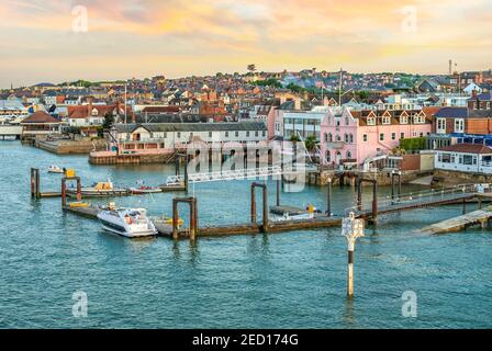 Blick über den Hafen von Cowes auf der Isle of Wight, Südengland Stockfoto