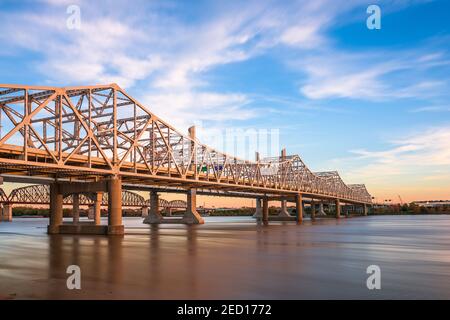 Louisville, Kentucky, USA mit John F. Kennedy Memorial Bridge, die bei Sonnenuntergang den Ohio River überspannt. Stockfoto