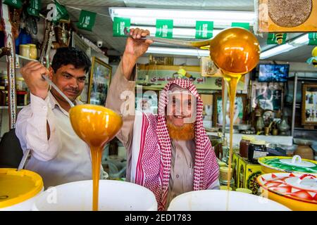 Männer verkaufen Honig, Souk in Abha, Saudi-Arabien Stockfoto