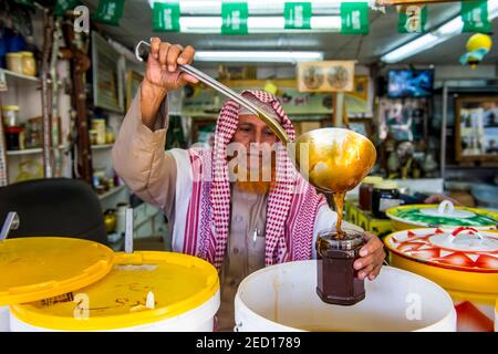 Männer verkaufen Honig, Souk in Abha, Saudi-Arabien Stockfoto