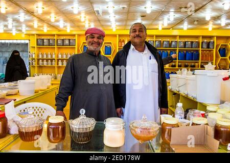 Männer verkaufen Honig, Souk in Abha, Saudi-Arabien Stockfoto