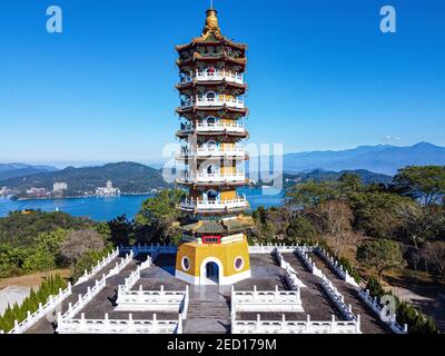 Luftaufnahme über der Ci'en Pagode und dem Sun Moon Lake, National Scenic Area, Nantou County, Taiwan, Yuchi, Nantou County, Taiwan Stockfoto