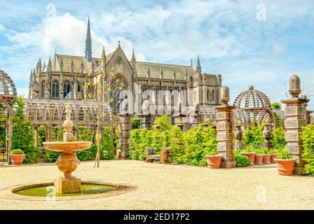 Der Collector Earls Garden im Arundel Castle, West Sussex, England, mit der Arundel Cathedral im Hintergrund. Stockfoto