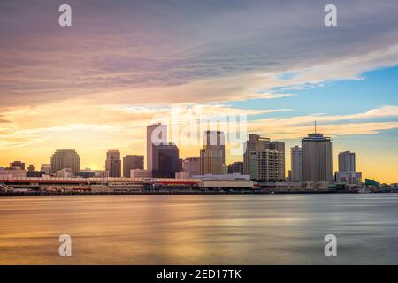 Skyline von New Orleans, Louisiana, USA am Mississippi River in der Abenddämmerung. Stockfoto