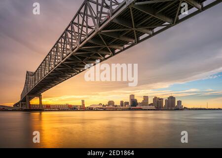 New Orleans, Louisiana, USA bei Sonnenuntergang über der Crescent City Connection Bridge über dem Mississippi River. Stockfoto