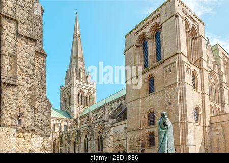 Nahaufnahme der Chichester Kathedrale und der Jahrtausendstatue des Heiligen Richard von Chichester, West Sussex, England, Großbritannien Stockfoto