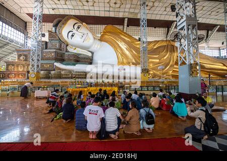 Pilger beten vor dem liegenden buddha, Shwethalyaung Tempel, Bago, Myanmar Stockfoto