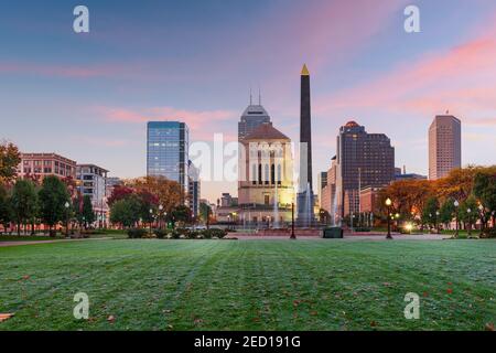 Indianapolis, Indiana, USA Kriegsdenkmäler und Skyline in der Dämmerung. Stockfoto