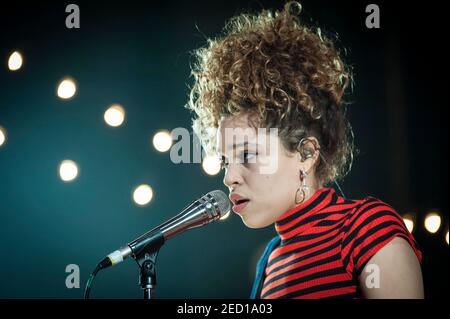 Izzy Bizu spielt live auf der Bühne des Shepherd's Bush Empire O2, Shepherd's Bush, London. Fototermin: Mittwoch 15th Februar 2017. Bildnachweis sollte lauten: © DavidJensen Stockfoto