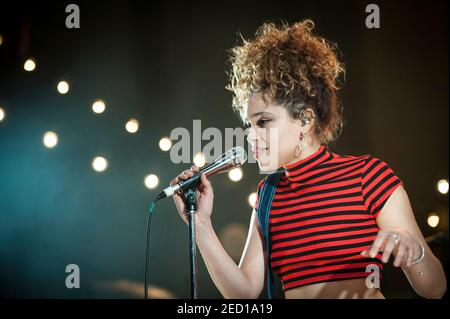 Izzy Bizu spielt live auf der Bühne des Shepherd's Bush Empire O2, Shepherd's Bush, London. Fototermin: Mittwoch 15th Februar 2017. Bildnachweis sollte lauten: © DavidJensen Stockfoto