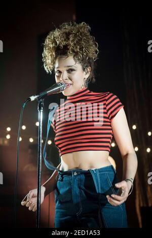 Izzy Bizu spielt live auf der Bühne des Shepherd's Bush Empire O2, Shepherd's Bush, London. Fototermin: Mittwoch 15th Februar 2017. Bildnachweis sollte lauten: © DavidJensen Stockfoto