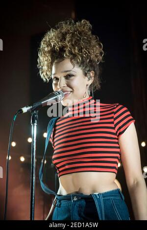 Izzy Bizu spielt live auf der Bühne des Shepherd's Bush Empire O2, Shepherd's Bush, London. Fototermin: Mittwoch 15th Februar 2017. Bildnachweis sollte lauten: © DavidJensen Stockfoto