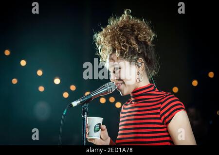 Izzy Bizu spielt live auf der Bühne des Shepherd's Bush Empire O2, Shepherd's Bush, London. Fototermin: Mittwoch 15th Februar 2017. Bildnachweis sollte lauten: © DavidJensen Stockfoto