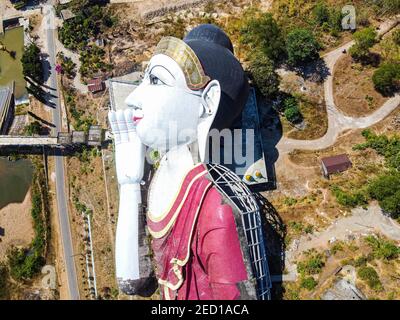 Antenne eines riesigen liegenden buddha in Win sein Taw Ya außerhalb Mawlamyine, Mon Staat, Myanmar, Mudon, Mon Staat, Myanmar Stockfoto