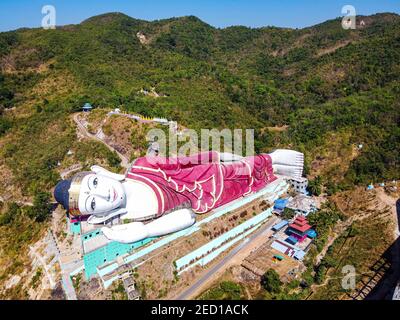 Antenne eines riesigen liegenden buddha in Win sein Taw Ya außerhalb Mawlamyine, Mon Staat, Myanmar, Mudon, Mon Staat, Myanmar Stockfoto