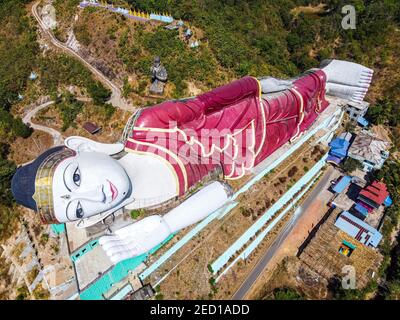 Antenne eines riesigen liegenden buddha in Win sein Taw Ya außerhalb Mawlamyine, Mon Staat, Myanmar, Mudon, Mon Staat, Myanmar Stockfoto