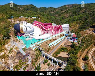 Antenne eines riesigen liegenden buddha in Win sein Taw Ya außerhalb Mawlamyine, Mon Staat, Myanmar, Mudon, Mon Staat, Myanmar Stockfoto