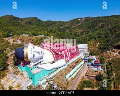 Antenne eines riesigen liegenden buddha in Win sein Taw Ya außerhalb Mawlamyine, Mon Staat, Myanmar, Mudon, Mon Staat, Myanmar Stockfoto