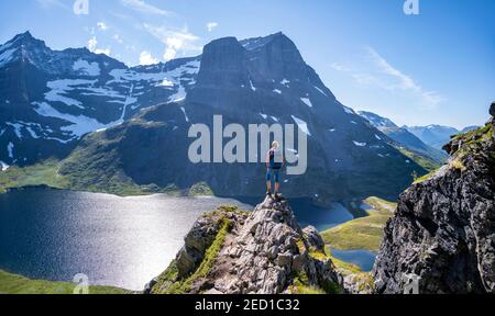 Wanderer auf dem Weg nach Innerdalstarnet, hinter See Storvatnet und Berg Skarfjell, Innerdalen, Trollheimen Berggebiet, Sunndal, Mehr OG Stockfoto