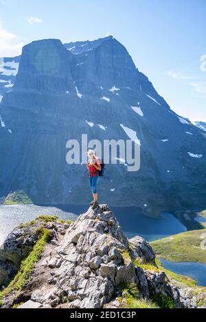 Wanderer auf dem Weg nach Innerdalstarnet, hinter See Storvatnet und Berg Skarfjell, Innerdalen, Trollheimen Berggebiet, Sunndal, Mehr OG Stockfoto