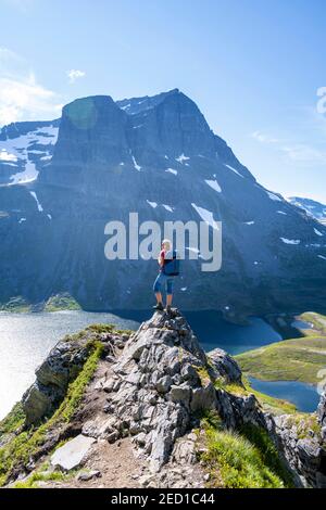 Wanderer auf dem Weg nach Innerdalstarnet, hinter See Storvatnet und Berg Skarfjell, Innerdalen, Trollheimen Berggebiet, Sunndal, Mehr OG Stockfoto