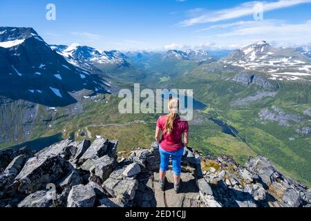Wanderer Blick vom Gipfel des Innerdalstarnet, Innerdalen Hochtal mit See Innerdalsvatna, Trollheimen Berggebiet, Sunndal, Mehr OG Stockfoto