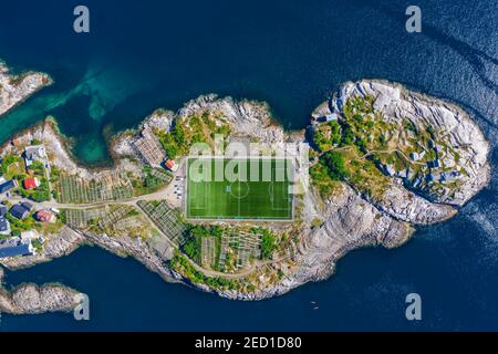 Luftaufnahme, Henningsvaer mit Fußballstadion, Felseninsel im Meer, Vestvavoy, Lofoten, Nordland, Norwegen Stockfoto