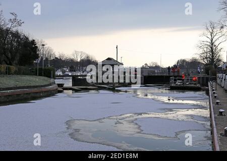 Die Themse wurde bei Molesey Lock, Hampton Court, East Molesey, Surrey, England, Großbritannien, Großbritannien, Großbritannien, Europa eingefroren Stockfoto