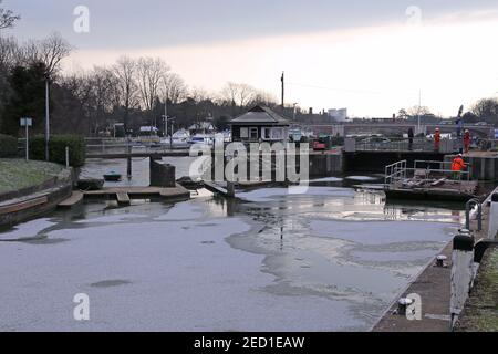 Die Themse wurde bei Molesey Lock, Hampton Court, East Molesey, Surrey, England, Großbritannien, Großbritannien, Großbritannien, Europa eingefroren Stockfoto