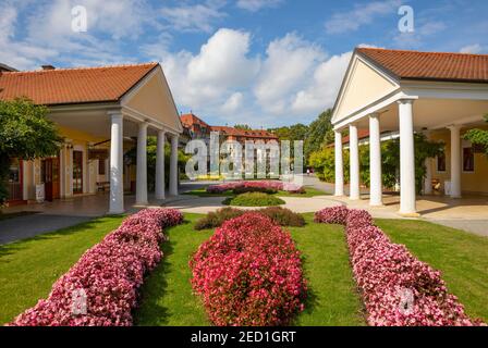 Napoleon Bad mit Blick auf das Hotel Thermia Palace, Kurpark, Kupelny Park, Kurstadt, Piestany, Slowakei Stockfoto