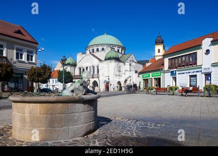 Brunnen mit Brunnen Figur Vodnik, das Wasser Sprite, Jüdische Synagoge, Hauptplatz, Trencin, Slowakei Stockfoto