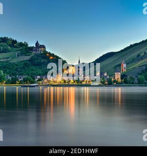 Blick über den Rhein nach Bacharach in der Abenddämmerung, Welterbe Oberes Mittelrheintal, Bacharach, Rheinland-Pfalz, Deutschland Stockfoto