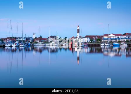 Timmendorfer Hafen mit Leuchtturm am Abend, Insel Poel, Ostsee, Mecklenburg-Vorpommern, Deutschland Stockfoto