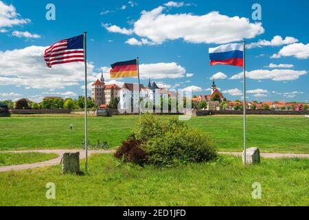 Gedenkstätte der Elbgeist zum Gedenken an das erste Treffen sowjetischer und US-Truppen am 25. April 1945 gegen Ende des Zweiten Weltkriegs Stockfoto