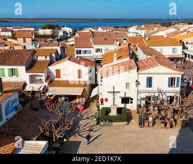 Blick auf das Dorf Saintes-Maries-de-la-Mer, Camargue, Provence-Alpes-Cote d'Azur, Frankreich Stockfoto