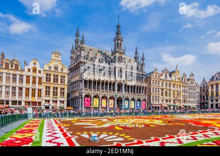 Brüssel, Belgien - 16. August 2018: Grand Place während Blütenteppich Festival. Das Thema dieses Jahres war Mexiko. Stockfoto