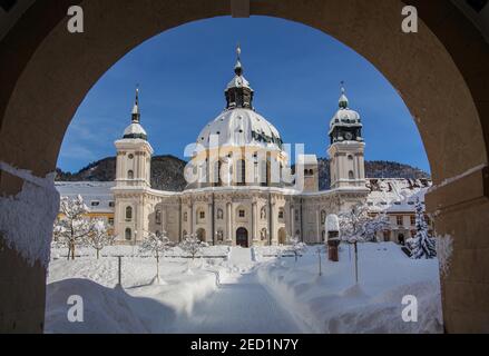 Klosterhof mit Klosterkirche, Kloster Ettal, Ettaler Sattel, Naturpark Ammergauer Alpen, Oberbayern, Bayern, Deutschland Stockfoto