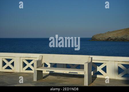 Landschaft mit Panoramablick auf die Ägäis vom Chora Hauptplatz auf der Insel Andros, Kykladen Griechenland. Stockfoto