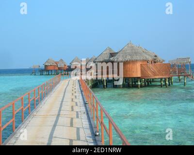 Ein Blick auf Bungalows auf den Malediven, Alifu Atoll Resort Stockfoto