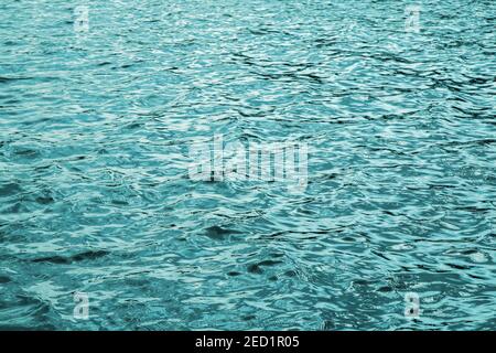 Oberfläche der Meereswelle Nahaufnahme, Low-Angle-Ansicht als abstrakter Hintergrund Stockfoto