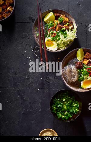 Würzige vegetarische Ramen mit gebratenem Tofu, chinakohl und Süßkartoffelnudeln Stockfoto