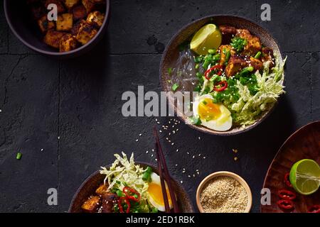 Würzige vegetarische Ramen mit gebratenem Tofu, chinakohl und Süßkartoffelnudeln Stockfoto