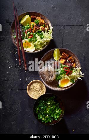 Würzige vegetarische Ramen mit gebratenem Tofu, chinakohl und Süßkartoffelnudeln Stockfoto